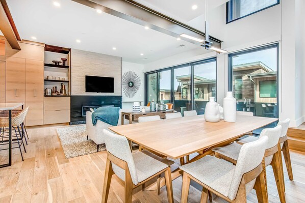 Dining - Elegant townhome with mountain view, private hot tub, fireplace & lovely decor (Park City)