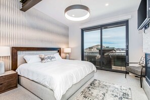 Escritorio, wifi y ropa de cama 