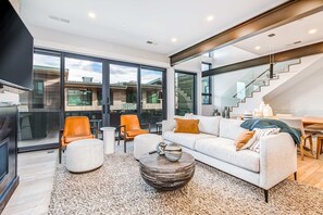 TV, fireplace, offices - Elegant townhome with mountain view, private hot tub, fireplace & lovely decor (Park City)