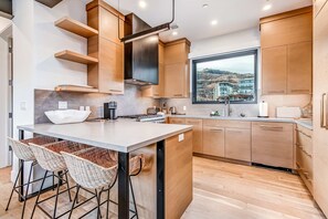 Fridge, microwave, oven, stovetop - Elegant townhome with mountain view, private hot tub, fireplace & lovely decor (Park City)