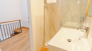 Shower, hair dryer, bidet, towels - Via Roma 10 - Int 6 - Two Bedroom Apartment, Sleeps 6 (Desenzano del Garda)