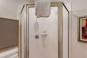 Dusche, Haartrockner, Handtücher