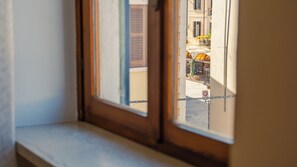 A window with a view of a street and buildings. - Via Roma 10 - Int 7 - Two Bedroom Apartment, Sleeps 6 (Desenzano del Garda)