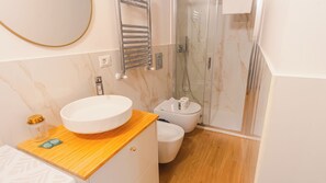 Doccia, asciugacapelli, bidet, asciugamani