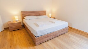 Iron/ironing board, free WiFi, bed sheets - Via Roma 10 - Int 7 - Two Bedroom Apartment, Sleeps 6 (Desenzano del Garda)