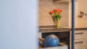 Fridge, microwave, oven, stovetop - Via Roma 10 - Int 7 - Two Bedroom Apartment, Sleeps 6 (Desenzano del Garda)