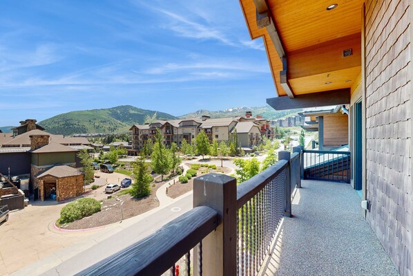 Property grounds - Sophisticated Mountain-View Condo - Hot Tub, Heated Pool - Walk to Gondola (Park City)