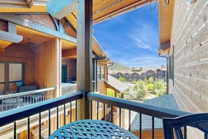 Property grounds - Sophisticated Mountain-View Condo - Hot Tub, Heated Pool - Walk to Gondola (Park City)