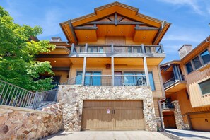 Exterior - Sophisticated Mountain-View Condo - Hot Tub, Heated Pool - Walk to Gondola (Park City)