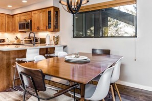 Dining - Canyons Village townhome with pool, hot tub & tennis access - walk to ski lifts (Park City)