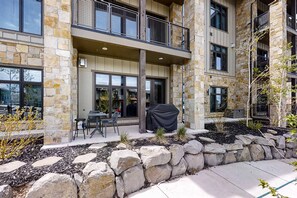 Outdoor dining - Stylish Blackstone Retreat | Heated Pool & Hot Tub | Walk to Cabriolet Lift (Park City)