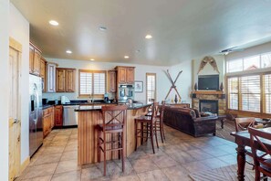Fridge, microwave, oven, stovetop - Fantastic home with fireplace, private hot tub, central AC, and pool access (Park City)