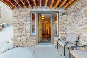 Terrace/patio - Fantastic home with fireplace, private hot tub, central AC, and pool access (Park City)