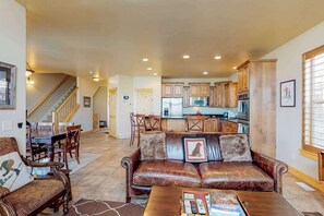 TV, fireplace, offices - Fantastic home with fireplace, private hot tub, central AC, and pool access (Park City)