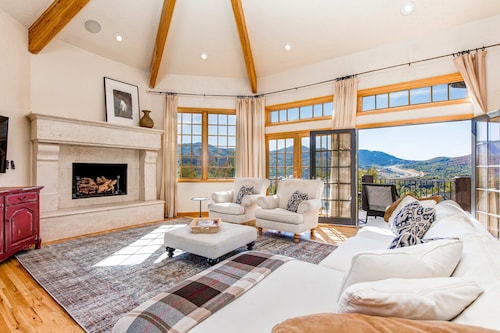 Serene and Spacious 5BR with Gorgeous Views, Hot Tub