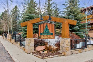 Property grounds - Charming Red Pines getaway, minutes from slopes with stunning alpine views (Park City)