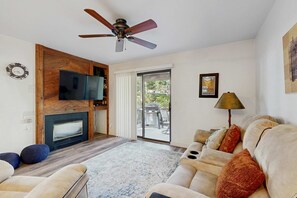 Televisión, chimenea y oficina 