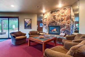 Interior - Charming Red Pines getaway, minutes from slopes with stunning alpine views (Park City)