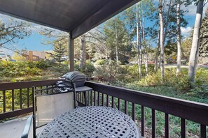 Property grounds - Charming Red Pines getaway, minutes from slopes with stunning alpine views (Park City)