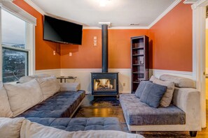 TV, fireplace, offices - Victorian Townhome Near Main Street & Slopes W/ Full Kitchen & Ski Rack (Park City)