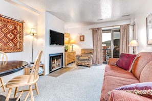 TV, fireplace - Top Level Downtown Condo with  Fast WIFi, Balcony & Great Location - Skiing Nearby (Park City)