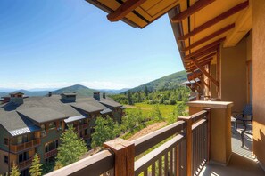Property grounds - Stunning ski-in/ski-out penthouse w/ shared pool, hot tub, sauna & gym (Park City)