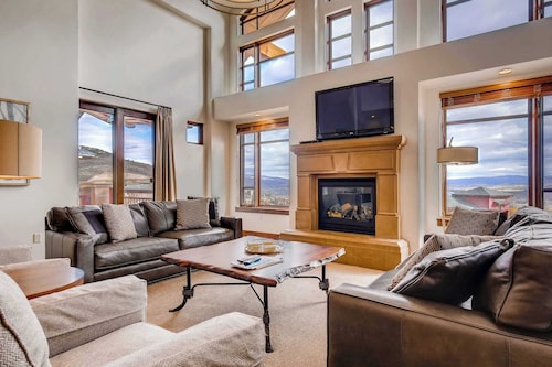 Stunning ski-in/ski-out penthouse w/ shared pool, hot tub, sauna & gym