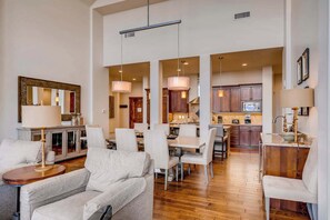 Interior - Stunning ski-in/ski-out penthouse w/ shared pool, hot tub, sauna & gym (Park City)
