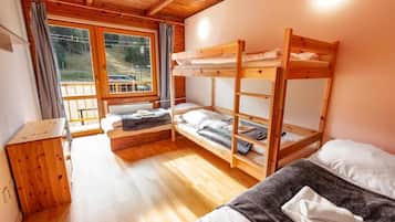 Habitación cuádruple, balcón, vista a la montaña