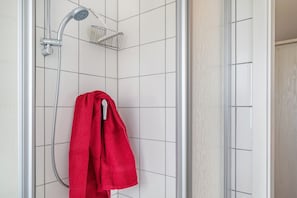 Suihku, hiustenkuivaaja, pyyhkeet