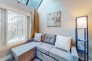 Living area - Lovely ski-in/out studio with pool, hot tub, sauna & fireplace - walk to lifts (Park City)