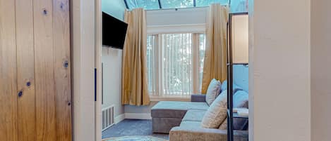 TV, fireplace