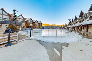 Property grounds - Lovely Ski-in - ski-out studio with pool, hot tub, sauna & fireplace - walk to lifts (Park City)