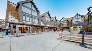 Ett område med många butiker och andra kommersiella verksamheter, bland annat en restaurang som heter ”Jackson’s Base Camp” och som är lätt att se.