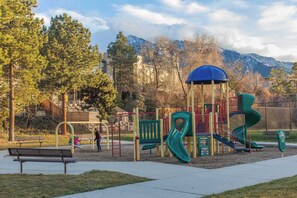 Children’s area - Recently updated townhome with  a private hot tub, deck, & wet bar - bus to slopes (Cottonwood Heights)