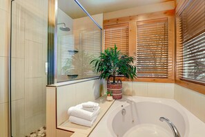 Shower, hair dryer, towels, shampoo - Recently updated townhome with  a private hot tub, deck, & wet bar - bus to slopes (Cottonwood Heights)