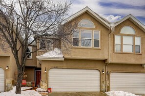 Exterior - Recently updated townhome with  a private hot tub, deck, & wet bar - bus to slopes (Cottonwood Heights)