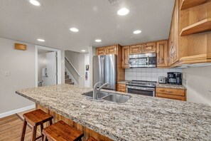 Fridge, microwave, oven, stovetop - Ski-in - ski-out condo with shared pool & hot tub, gas fireplace (Park City)