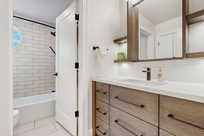 Shower, hair dryer, towels, shampoo - Large & Luxurious Home with Private Hot Tub, and Fireplace (Cottonwood Heights)