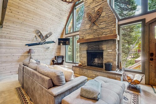 Mountain lodge with hot tub, game room, and home theater