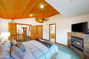 Desk, iron/ironing board, travel cot, WiFi - Updated Condo minutes from downtown & slopes with  hot tub (Park City)