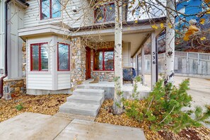 Exterior - Updated Condo minutes from downtown & slopes with  hot tub (Park City)