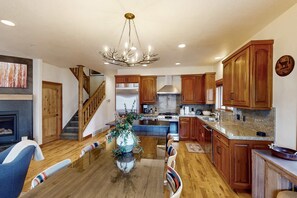 Fridge, microwave, oven, stovetop - Updated Condo minutes from downtown & slopes with  hot tub (Park City)