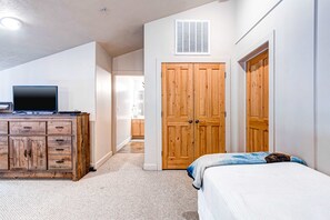 2 habitaciones, escritorio y tabla de planchar con plancha 