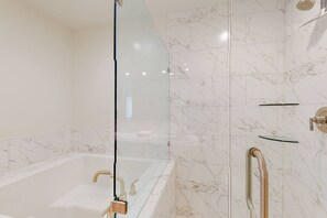 Dusche, Haartrockner, Handtücher, Shampoo