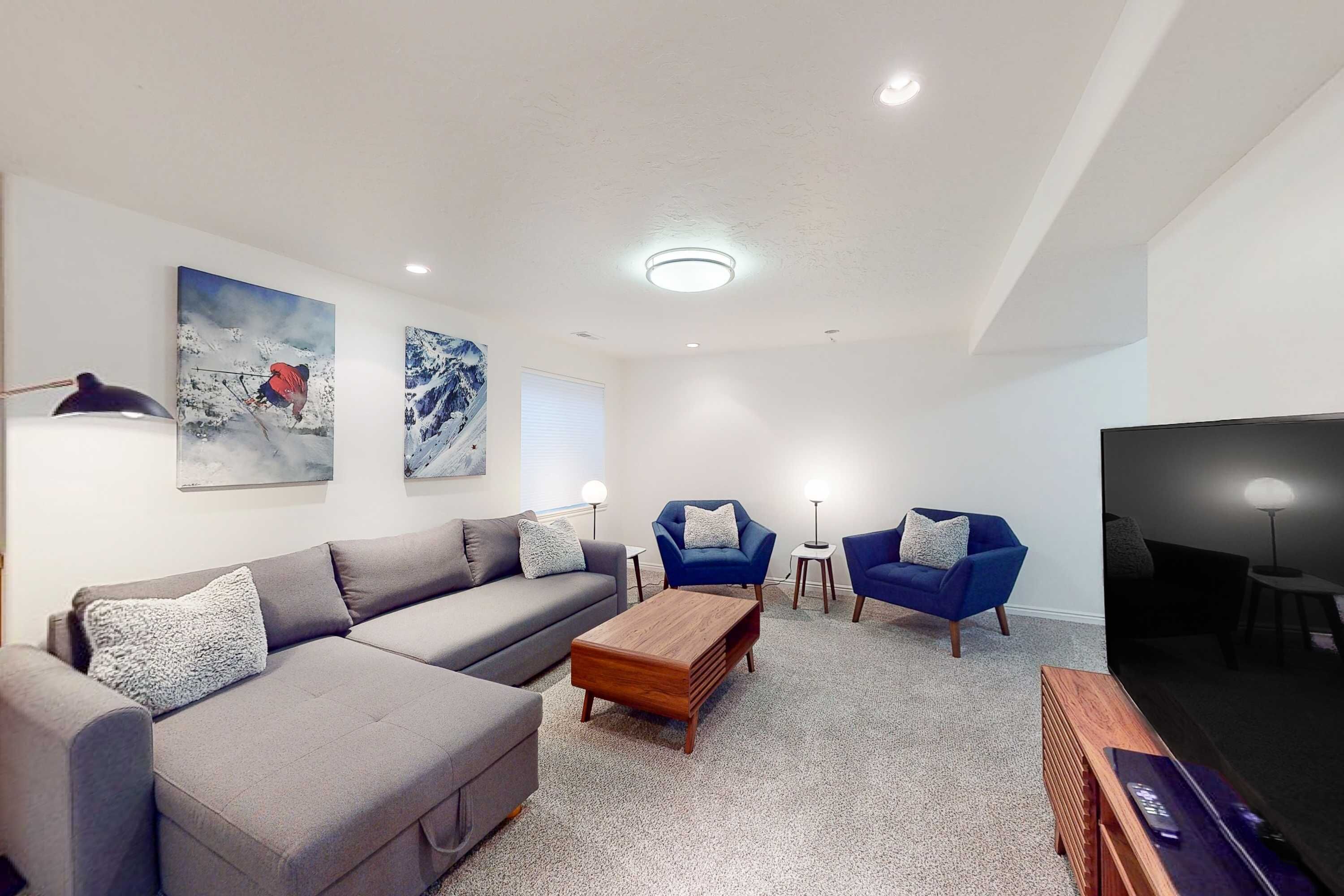 Stylish Ski Retreat With  A Gas Fireplace, Fast Wifi, Private Hot Tub, & Patio - Sandy, UT