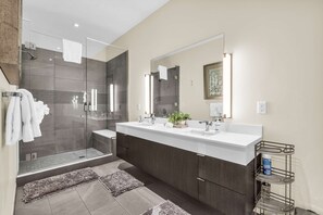 Shower, hair dryer, towels - Exclusive ski-in - ski-out Penthouse with Balcony & Gorgeous Slope Views (Park City)