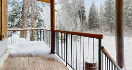 Luxurious furnished modern mountain ski chalet set deep in the woods