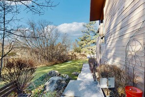 Property grounds - Spacious split-level townhome with private hot tub & game room -close to canyons (Sandy)