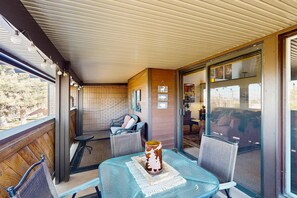 Outdoor dining - Spacious split-level townhome with private hot tub & game room -close to canyons (Sandy)
